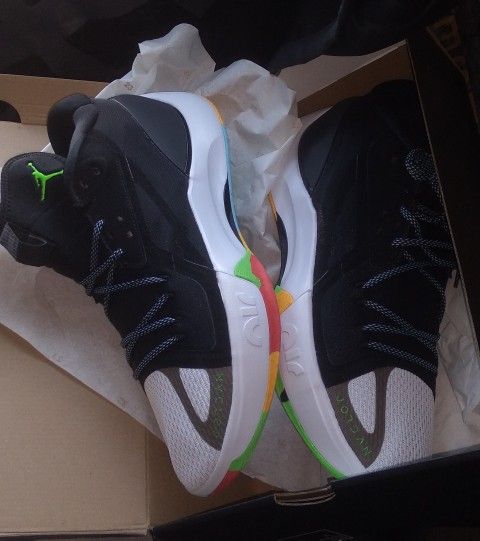 Nike Airmax Jordan shoes & more just lmk your shoes size first then I'll lyk what I have in your size