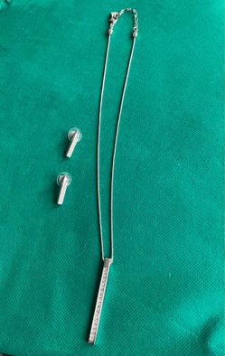 Like new Swarovski necklace and earrings with diamonds Embedded