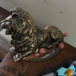 4 Lion Statues 