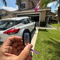 Car Keys An Remote/ Llaves De Carro 