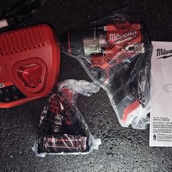 Milwaukee M12 FUEL 12V Lithium-Ion Brushless Cordless Drill Driver Kit