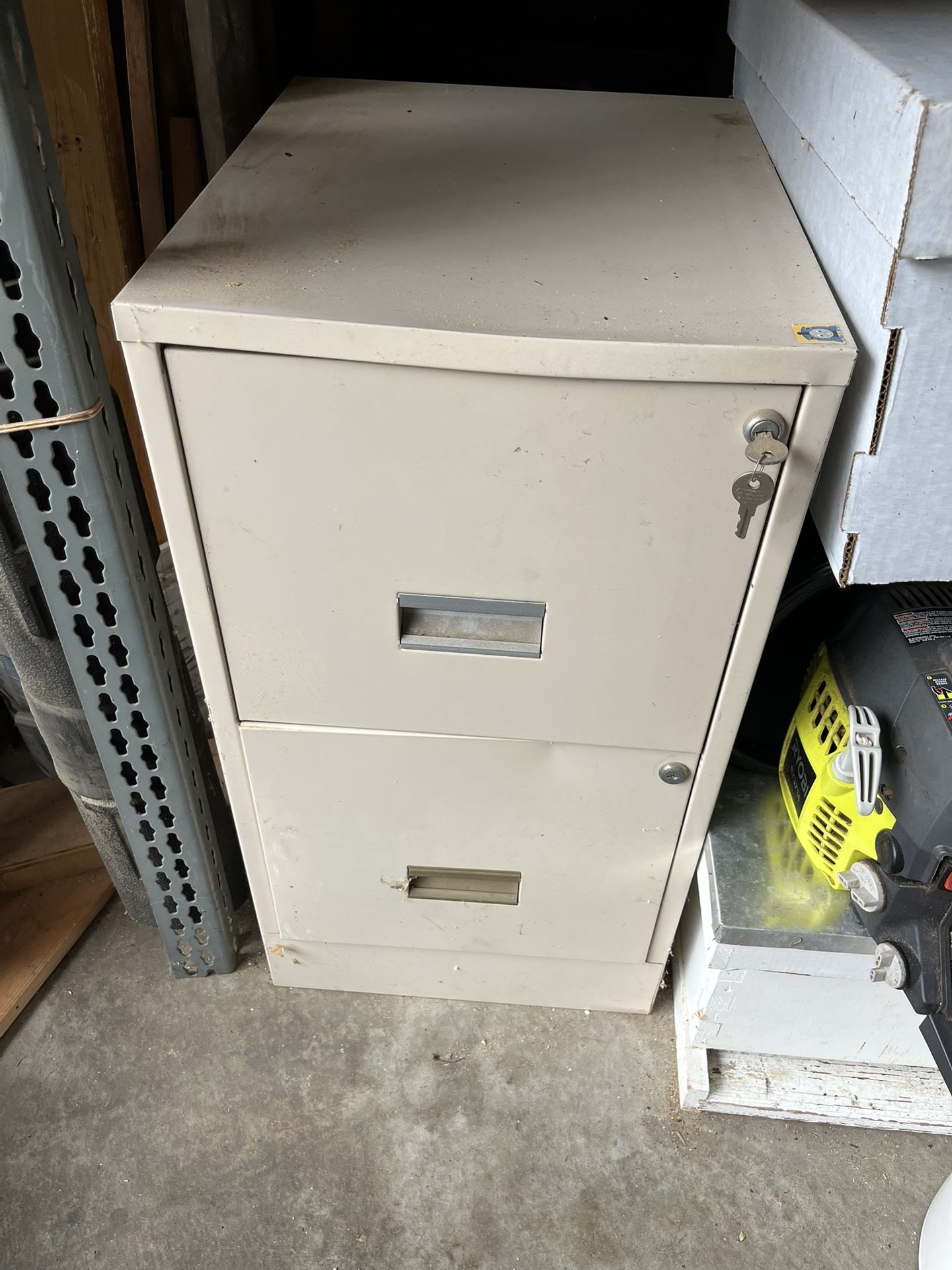 Locking file cabinet