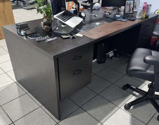 Very Nice Desk! FREE Delivery!! 