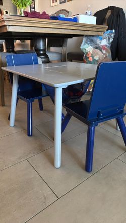 Child table with 2 chairs and storage
