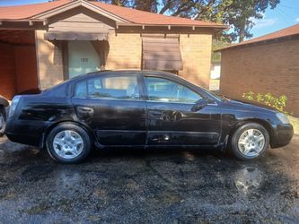 Nissan Altima Black 4-Door Sedan