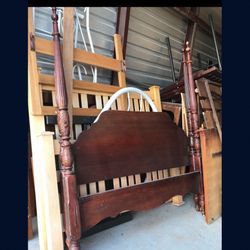 🎁VINTAGE QUEEN SIZE BED FRAME- 4 POST🎁