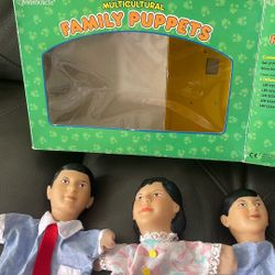 FAMILY PUPPETS  DAD, MOM, BROTHER, BABY, MULTICULTURAL  LEARNING RESOURCES