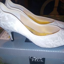 Laced Emerald City High Heels Size 7  1/2