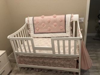 White Convertible Crib! Excellent  Condition !