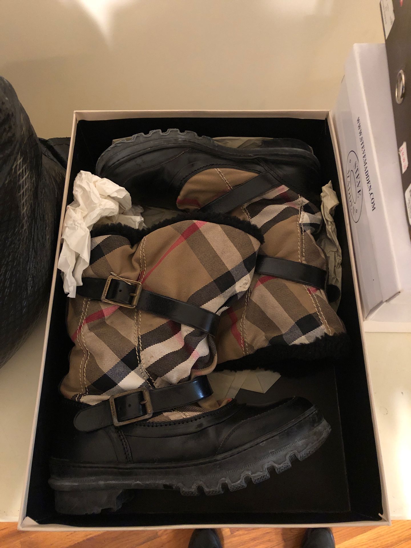 Burberry snow boot size 9