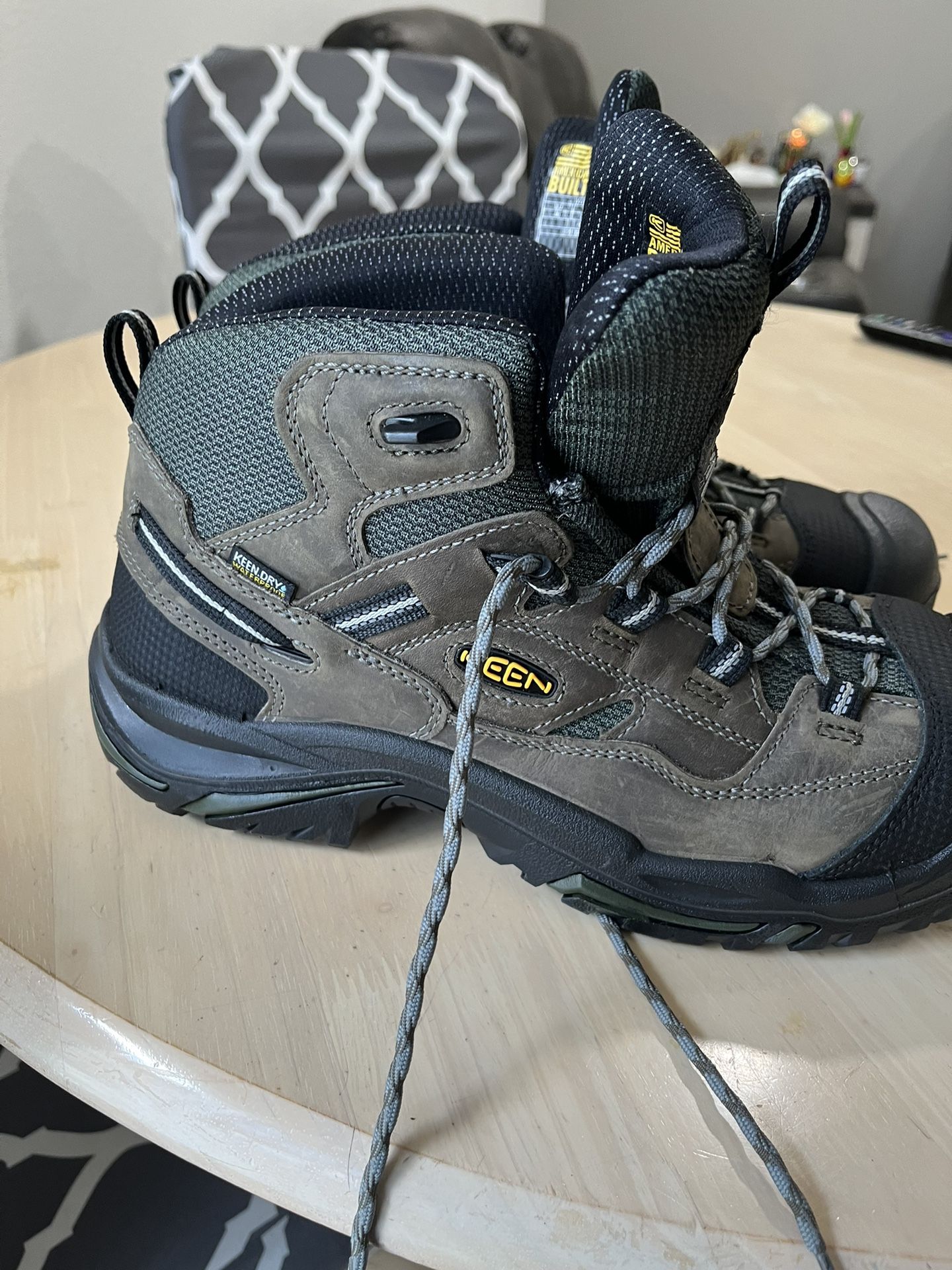 Price drop keen men’s 12 EE Boots Brand New Never Worn