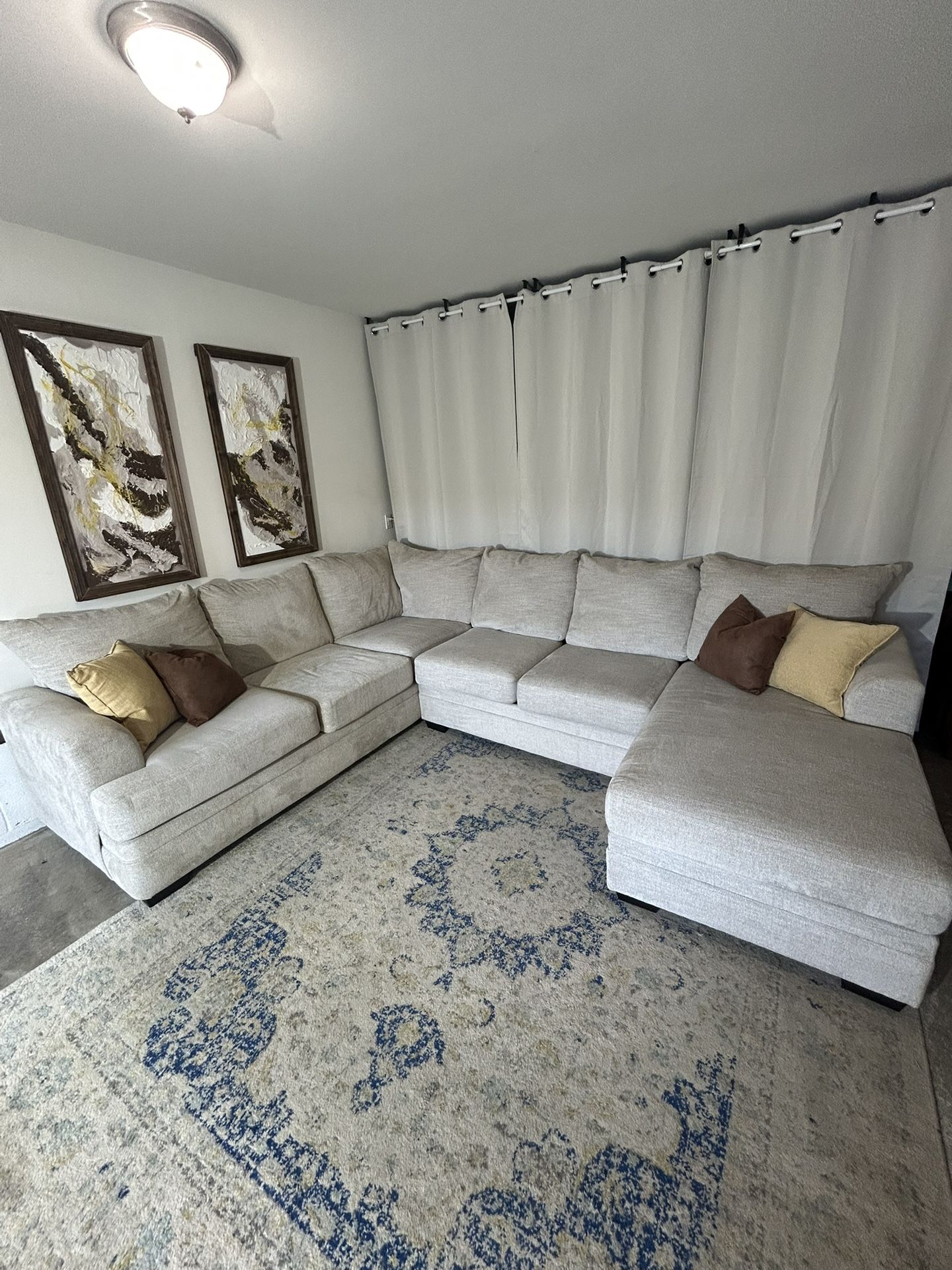 Beige sectional w reversible chaise, Like new 🛻delivery available