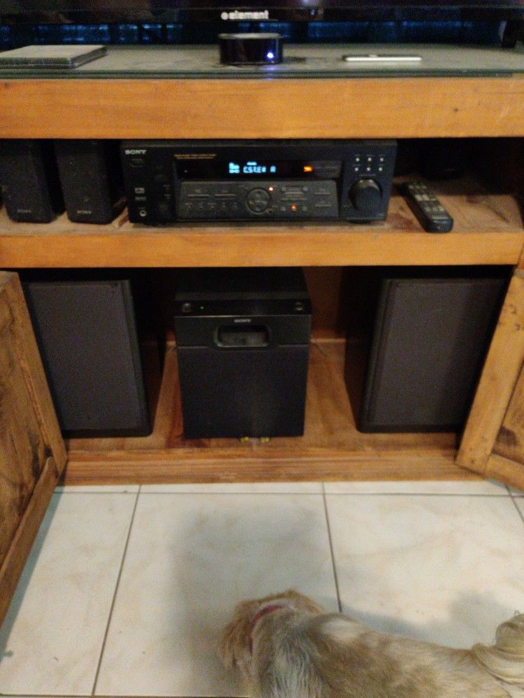 Stero Receiver With 4 Speakers And Hutch