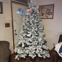 NEW 7.5 FLOCKED CHRISTMAS TREE ( NO LIGHTS)
