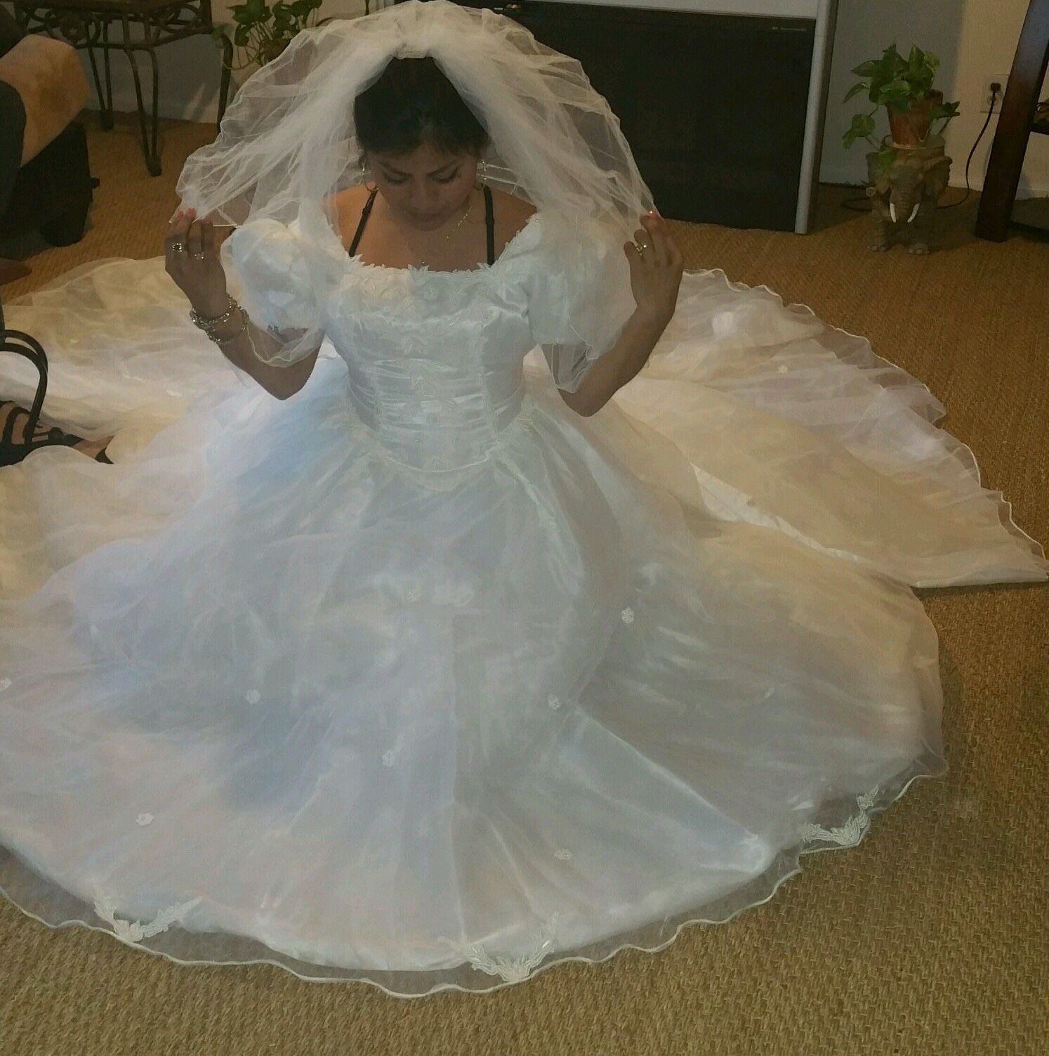 $200 Dlls size 12 Beautiful new wedding dress