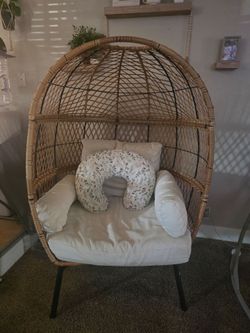 Nursery furniture and decor