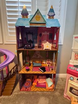 Frozen Dollhouse