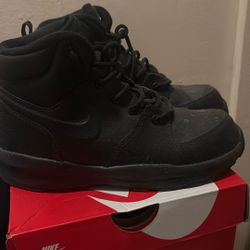 Boys/girls Nike Sneakers 
