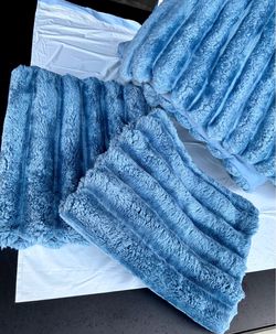 Queen comforter with 2 pillow shams