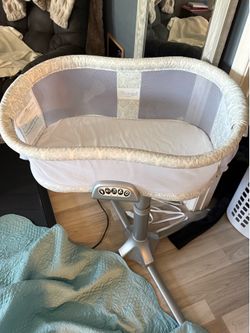Halo Bassinest Swivel Sleep Baby Bassinet