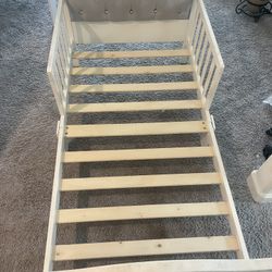 Toddler bed With Free mattress 
