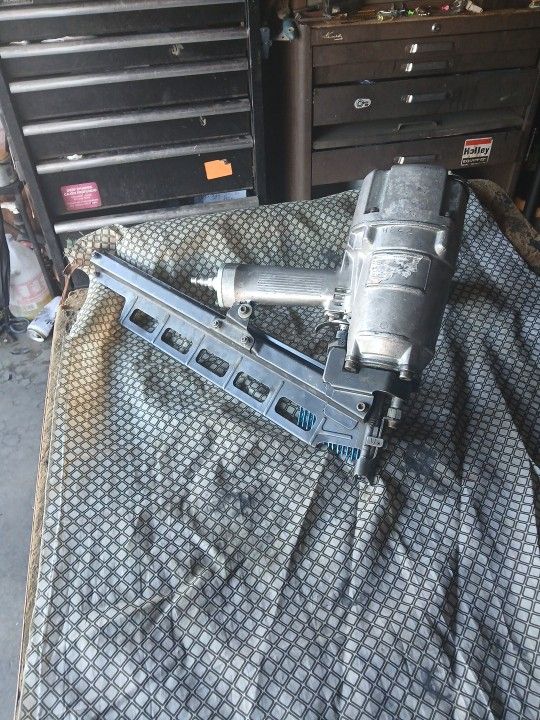 Used Hitachi Freiming Nailer Good Condición