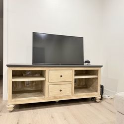 Tv stand/entertainment center
