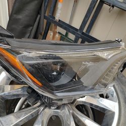 2016 2017 2018 Toyota RAV4 right passenger side headlight lamp Faro derecho 