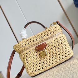 A trendy and fashionable versatile bag