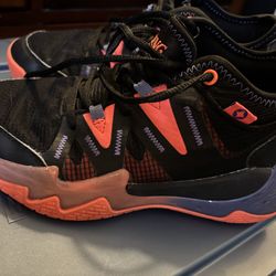 Youth basketball shoes