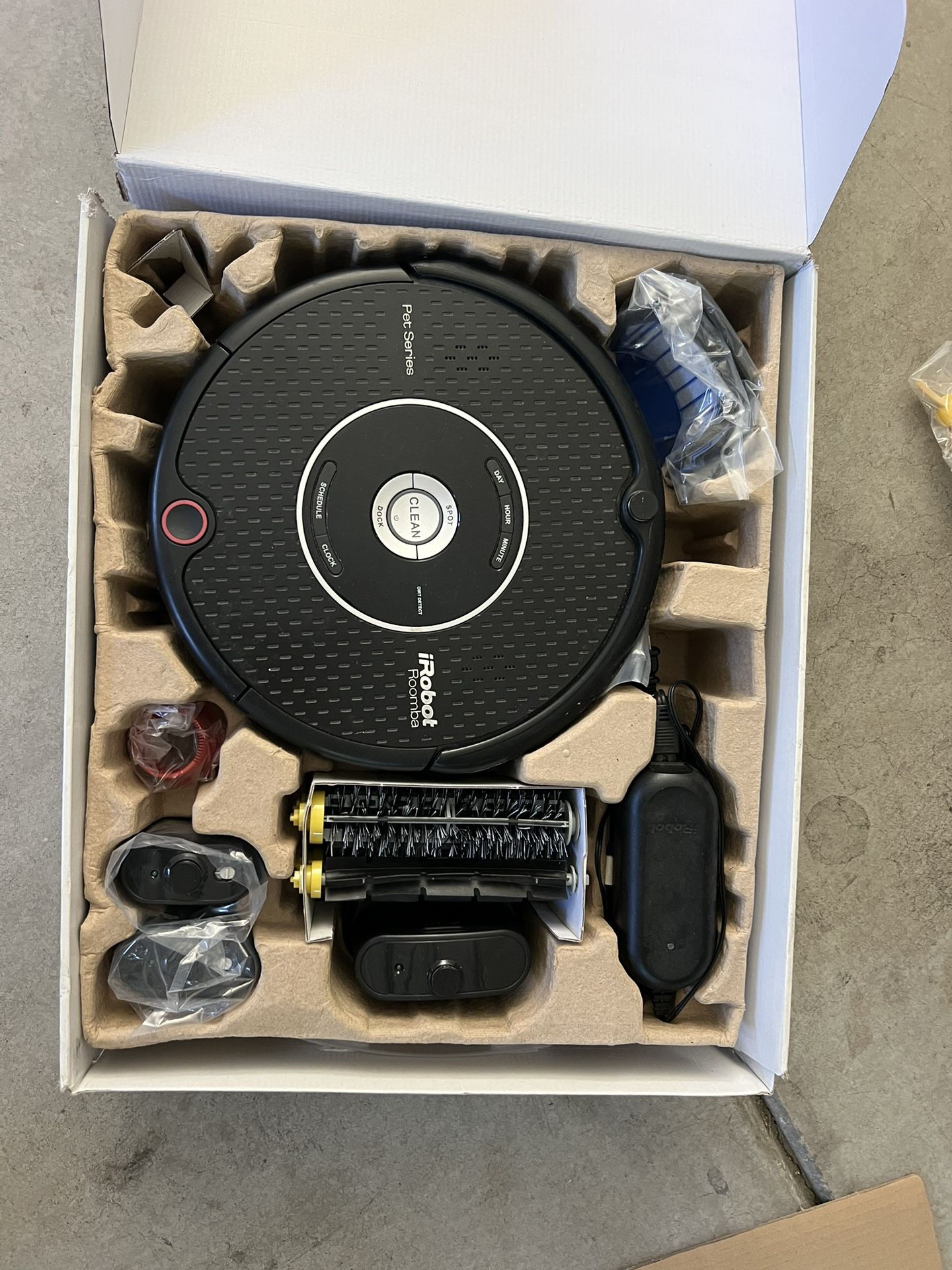 For Sale – iRobot Roomba 595 Pet Series – With NEW Accessories