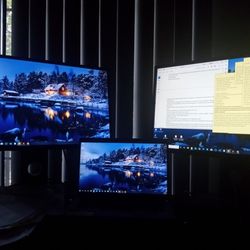 2 Matching 24 Inch Dell Monitors Excellent Condition 