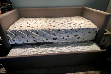 Twin daybed with trundle and mattresses like new
