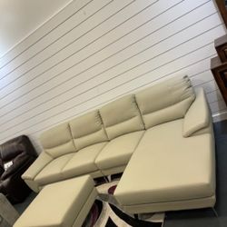 *Fall Sale Event*---St Tropez Mature Leather Sectional Sofa W/Ottoman---Delivery And Easy Financing Available 👍 