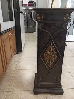 Decorative Entryway Pedestal / Accent Stand – $75