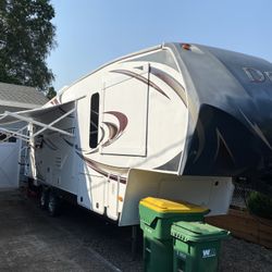 2012 Dutchmen Denali 262RLX 31' fifth wheel. trailer 