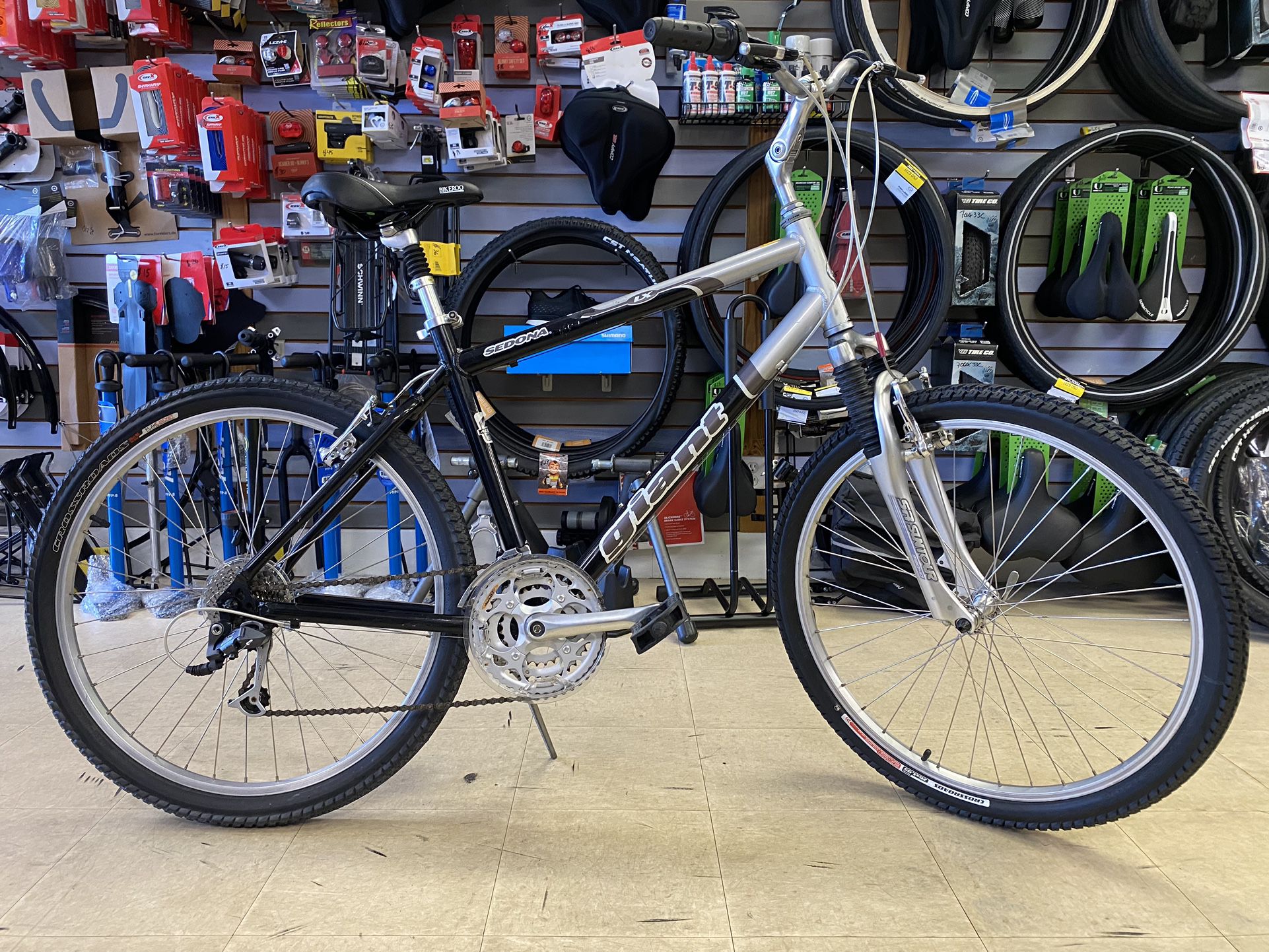 Giant Sedona LX, Aluminum Frame Size 19” LARGE, Tire Size 26X1.95,  24 Speeds Shimano DEORE LX, Free Delivery 