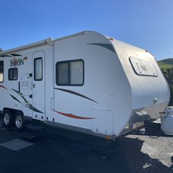2014 Econ Trailer With Slide Out Sleeps 6 In Great Shape! 