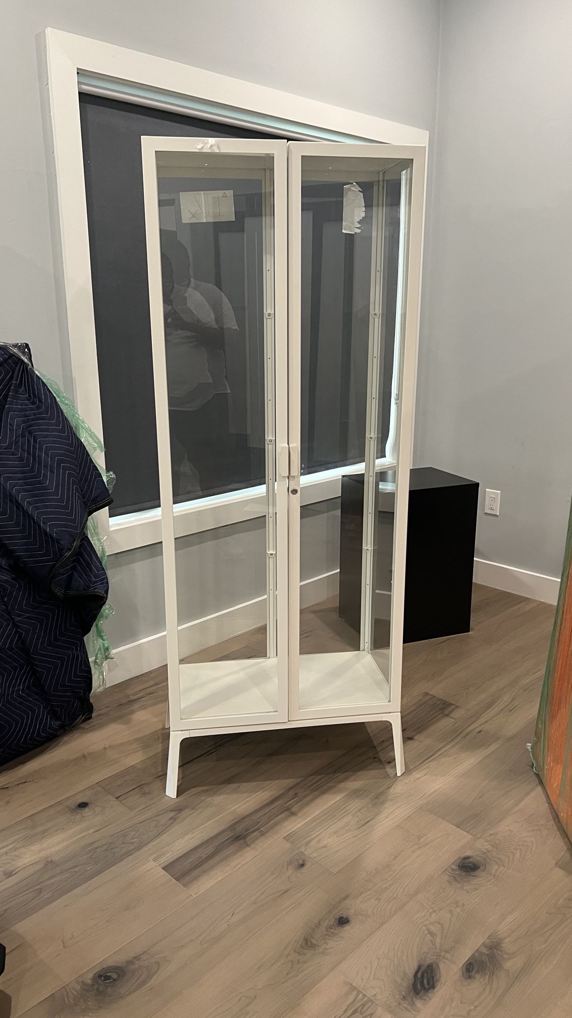 MILSBO Glass cabinet