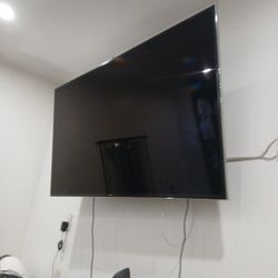 65 Inch TV Samsung With Wall Mount Bracket 