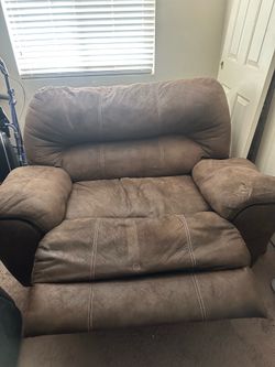 Oversized Brown Recliner – Comfortable & Fully Functional
