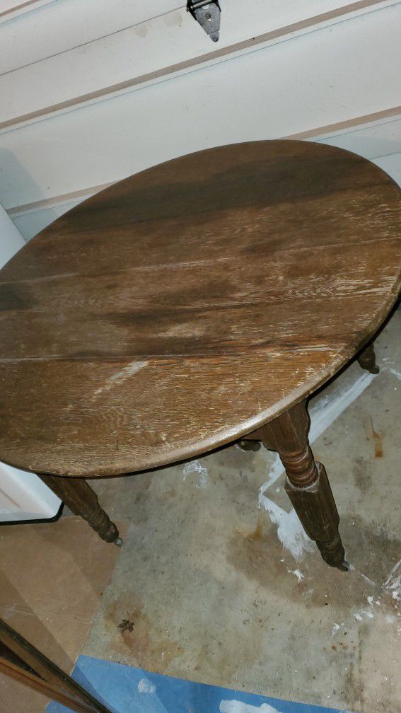 Round Antique Table with 5 Spindle Legs