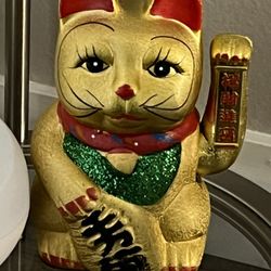 Lucky Cat With Moving Arm 