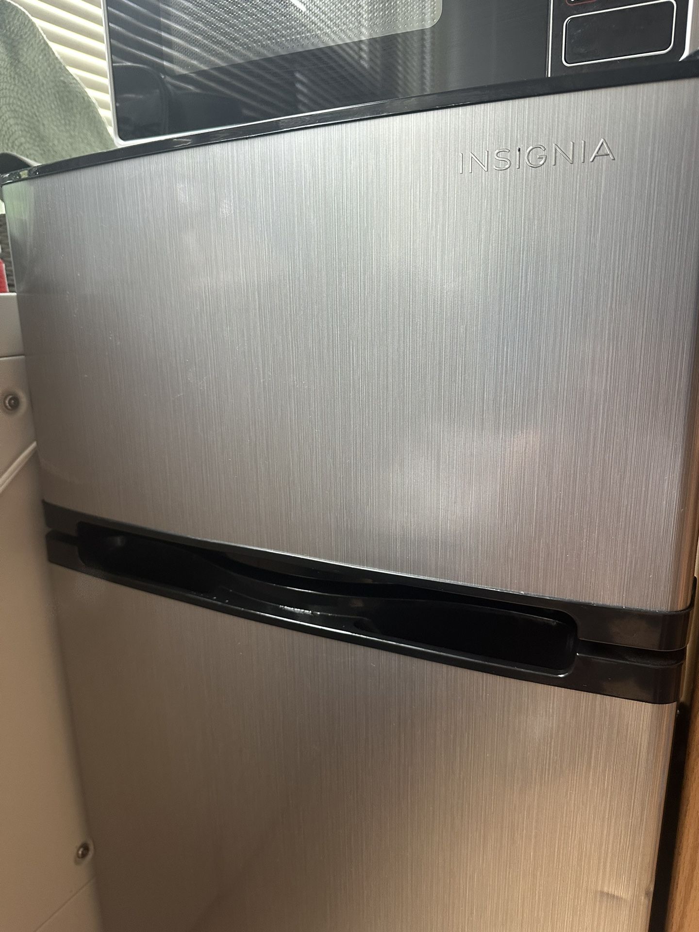 INSIGNIA refrigerator