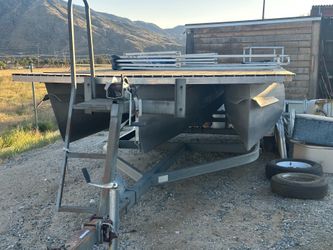 Tritoon boat