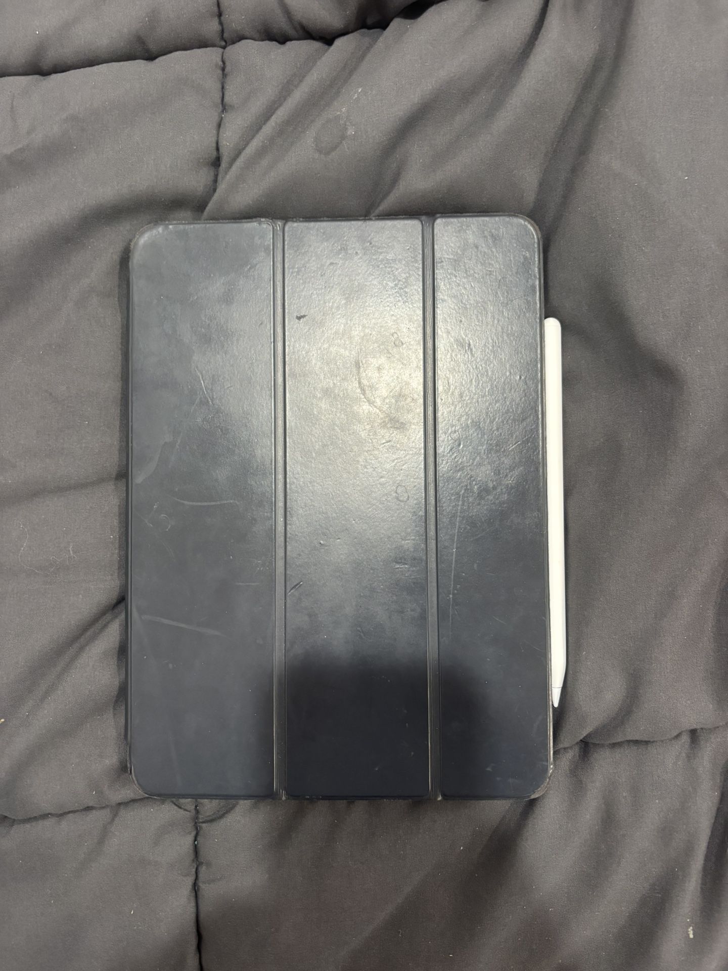 iPad Pro W/ Cracked Screen - Works Great 