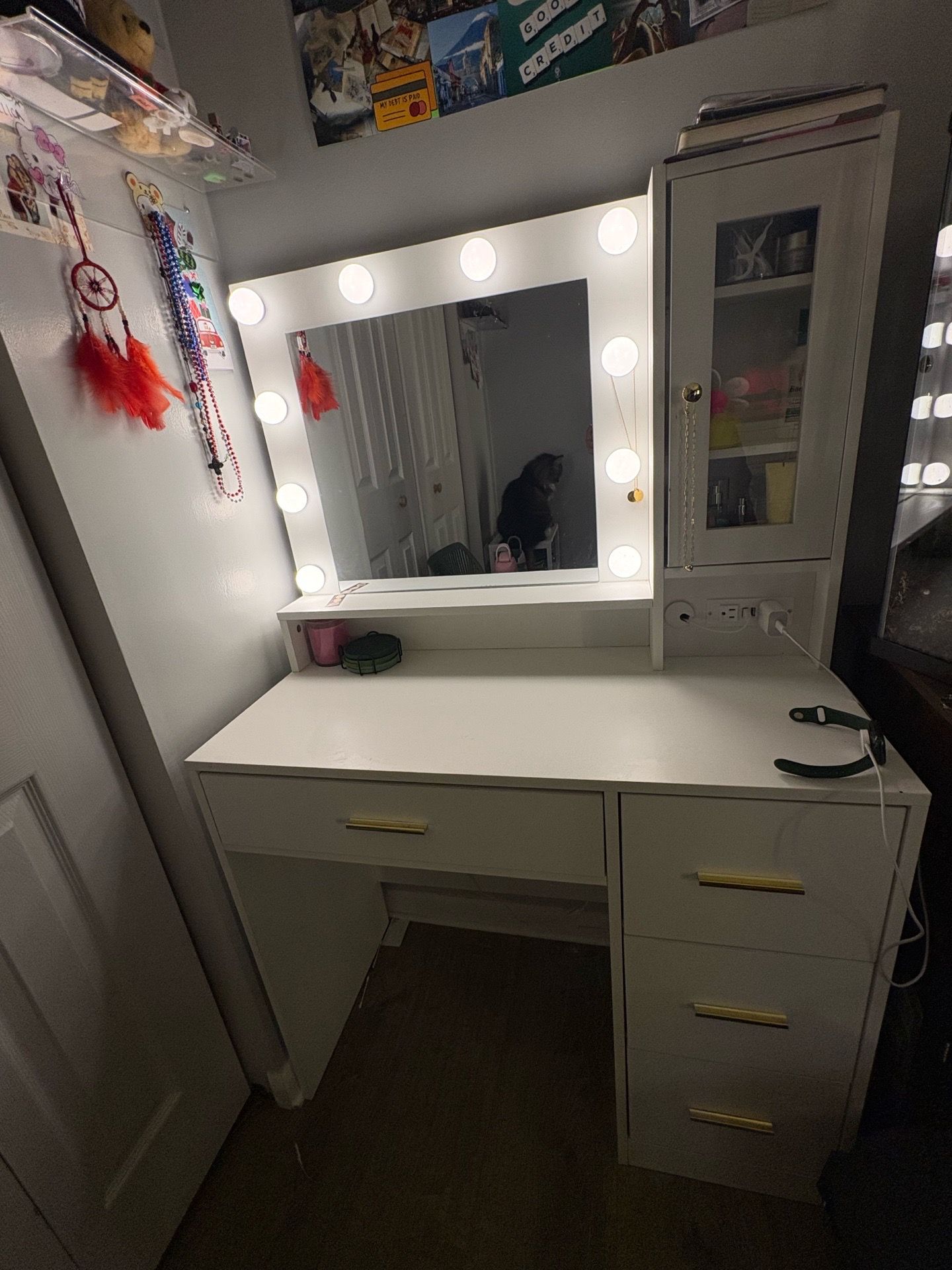 Lightbulb vanity with 3 drawer and shelf