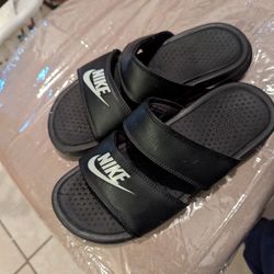 Women Size 8 Nike Slides