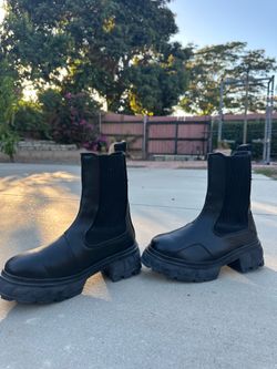 VIRÓN Black chunky platform Chelsea boots