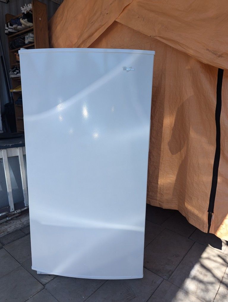 Upright Freezer Whirlpool Frost Free 16 Cubic Feet
